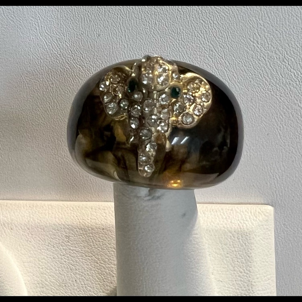 Vintage Plastic Crystal Domed Elephant Brown Anthropologie Lucite Ring 7 - Picture 4 of 7